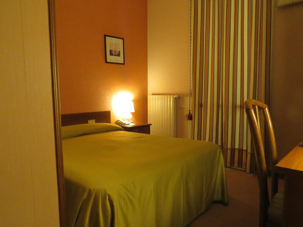 Hotel Des Artistes Turin Room photo